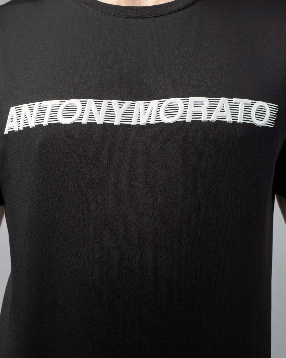 camiseta negra y blanca antony morato