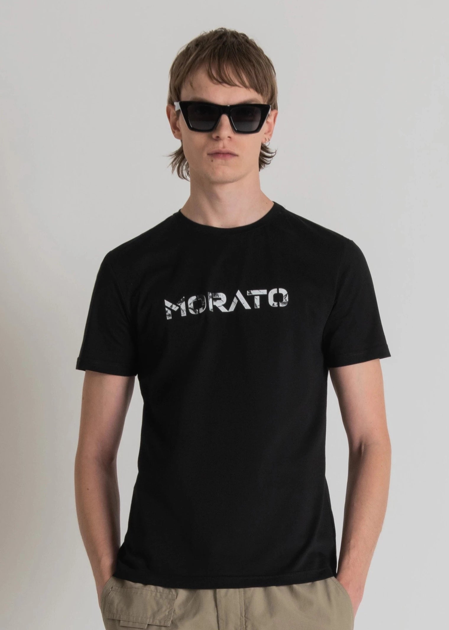 camiseta negra logo blanco morato